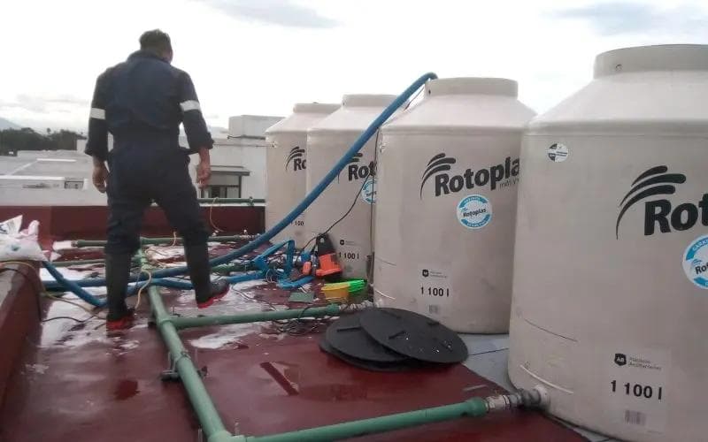 Lavado profesional de cisterna y tinaco en residencia