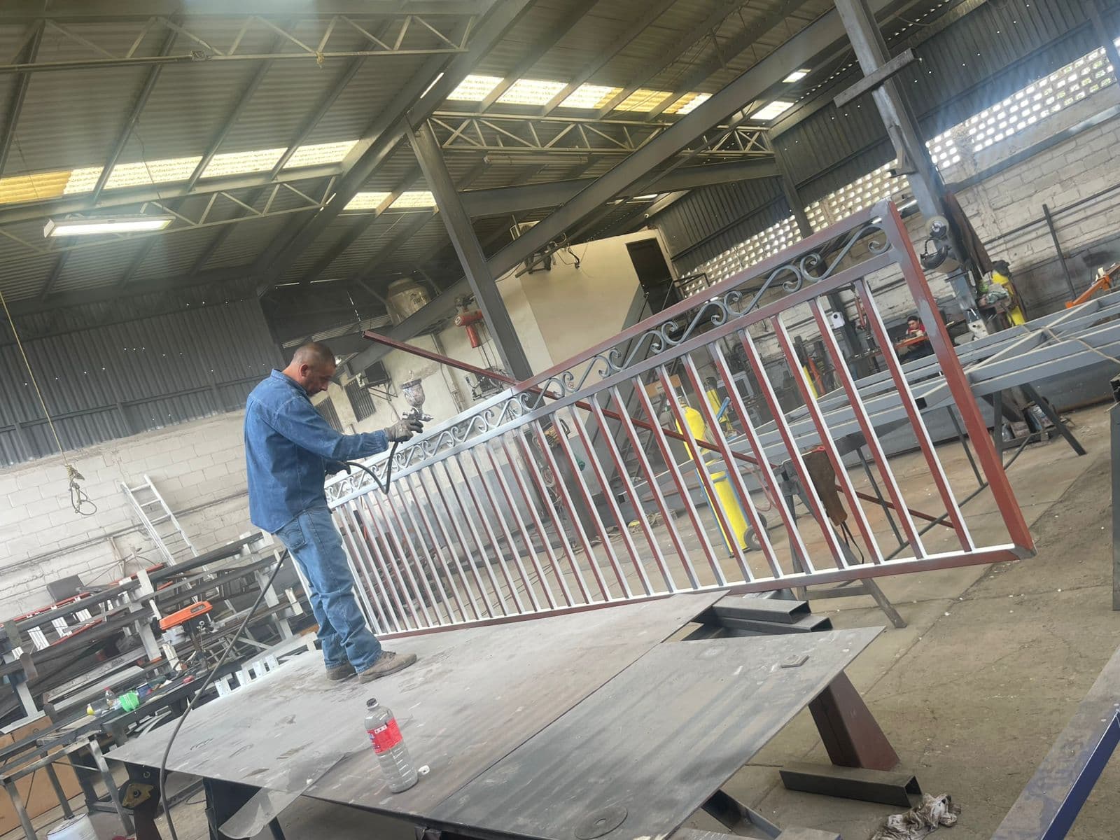 Obrero soldando portón