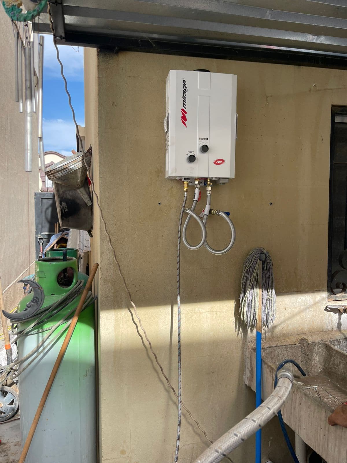 Instalación de calentador de agua nuevo