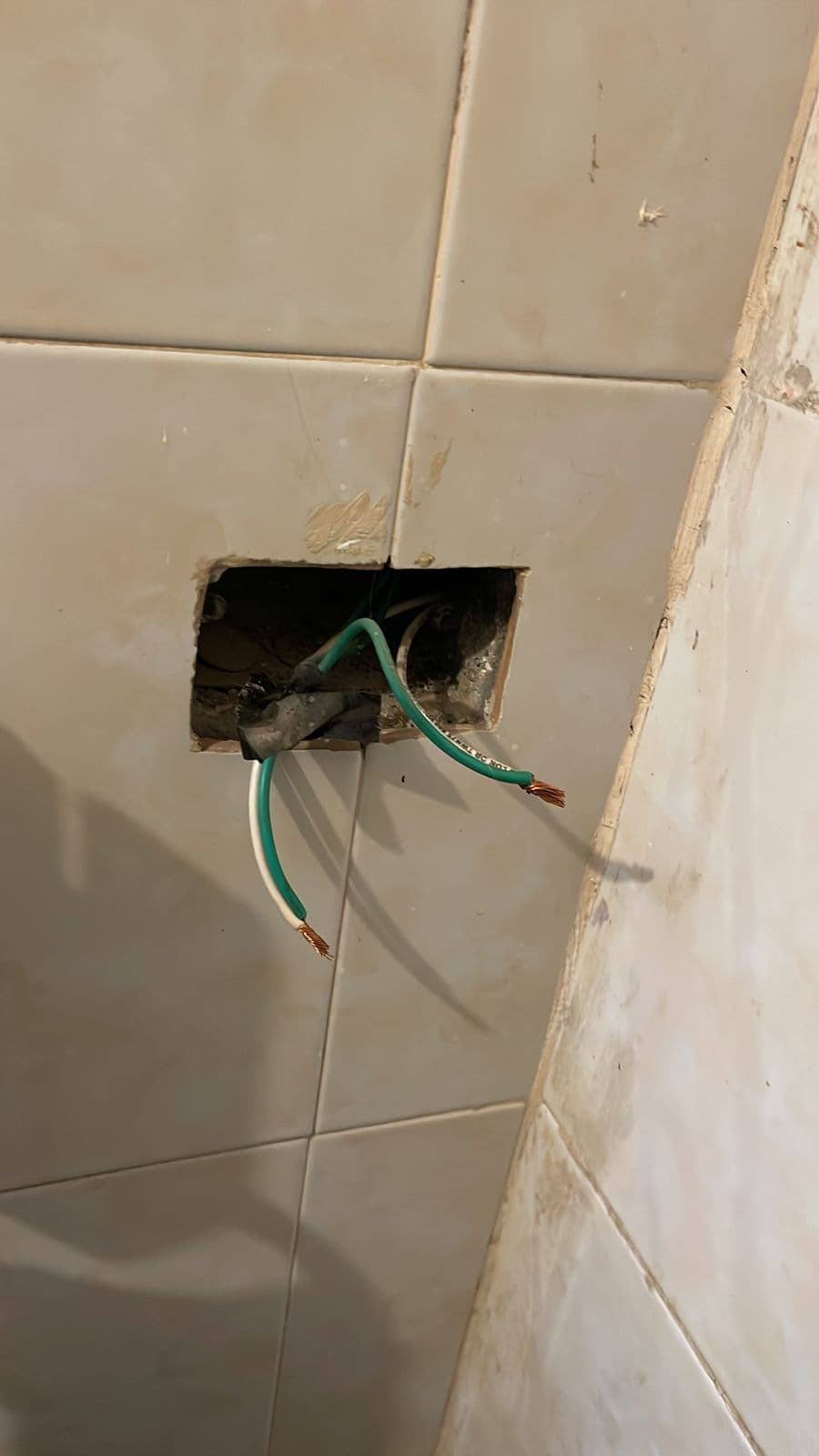 Diagnóstico y reparación de cableado eléctrico en pared