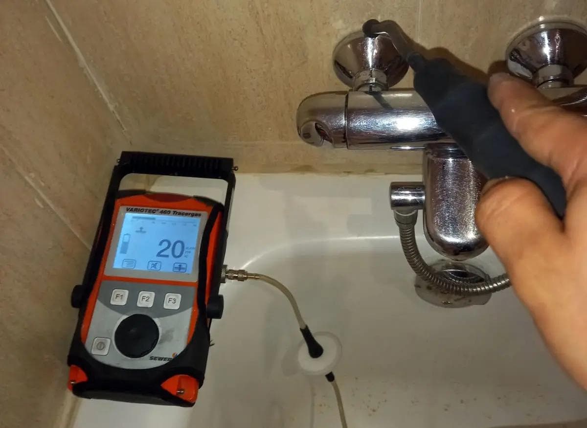Detección de fuga de agua oculta con equipo especializado